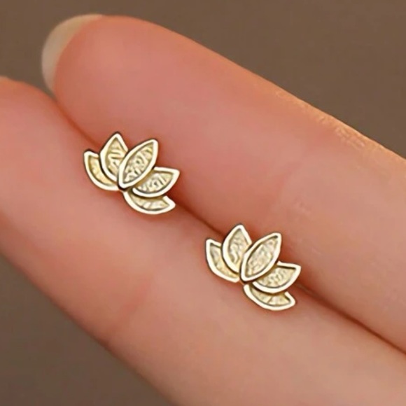 Luxe 925 sterling silver Blossom Studs Earrings - Picture 5 of 8